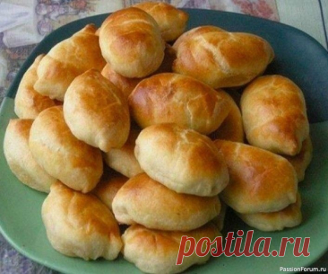 Сдобные пирожки с капустой (без дрожжей) Готовим по старинным рецептам.🍶🥟🥐🍶Такие пирожки с капустой готовили еще моя мама и бабушка &mdash; мало теста, много начинки!Ингредиенты:Для теста:мука &mdash; 2,5-3 стакана и полстакана на подсыпкумасло &mdash; 150 гсметана 10% &mdash; 250 гсахар &mdash; 1 столовая ложка без верхасоль...