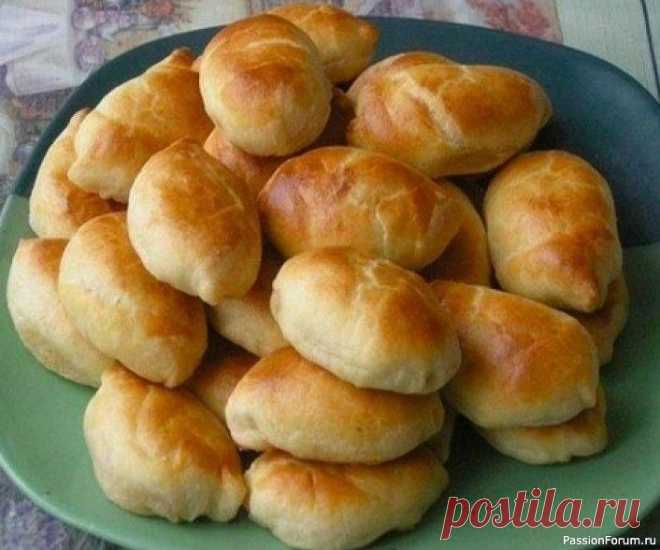 Сдобные пирожки с капустой (без дрожжей) Готовим по старинным рецептам.🍶🥟🥐🍶Такие пирожки с капустой готовили еще моя мама и бабушка — мало теста, много начинки!Ингредиенты:Для теста:мука — 2,5-3 стакана и полстакана на подсыпкумасло — 150 гсметана 10% — 250 гсахар — 1 столовая ложка без верхасоль...