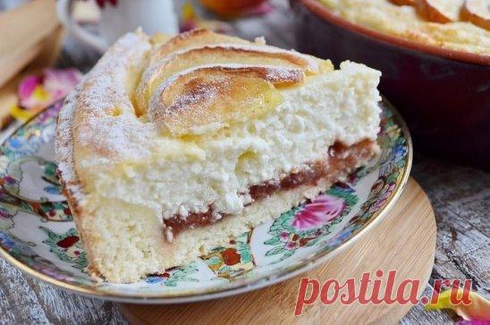 Пышный пирог с творожной начинкой и яблоками
 Ингредиенты:
    В тесто:
    Сливочное масло — 125 гр
    Яйцо — 1 шт.
    Мука — 250 гр
    Сахар — 50 гр
    Разрыхлитель — 0,5 ч. л.
    Соль — 1 щепотка
    Вода — 40–50 мл
    Начинка:
    Йогурт — 250 мл
    Творог — 350 гр
    Яйцо — 2 шт.
    Кукурузный крахмал — 1 ст. л.
    Сахар — 5 ст. л.
    Варенье — 100 г
    Яблоки — 1–2 шт.
    Сахарная пудра — по вкусу
П Приготовление:
    Приготовить тесто: в миску выложить муку с разрыхлите