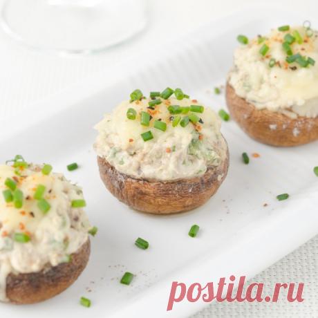 Шампиньоны, запеченные с сыром и брынзой Горячая закуска из грибов и сыра. Для ее приготовления выбирайте шампиньоны сорта портобелло.Ингредиенты: шампиньоны крупные - 15 шт. брынза - 100 г сыр рикотта - 200 гяйцо - 1 шт.базилик - 3 веточки перец - по вкусу мускатный орех - по вкусуПриготовление:1.&nbsp;У грибов удалить ножки и...