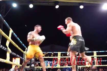 Появилось видео нокаута Минеева в поединке по кикбоксингу. В сети появилось видео нокаута в исполнении российского бойца смешанного стиля (MMA) Владимира Минеева в бою с боснийцем Эрко Джуном. Встреча по правилам кикбоксинга прошла в Элисте. В третьем раунде россиянин пробил коленом в голову сопернику. Тот оказался на настиле, а рефери досрочно остановил поединок.