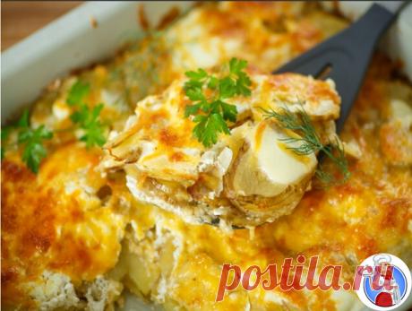 Вкусная чесночная картошечка на гарнир под сырной шубой. 

Ингредиенты: 

Картофель: 1 кг, 
Сыр: 150 гр, 
Майонез: 3-4 Ст. ложек, 
Чеснок: 3-4 Зубчиков, 
Соль: . По вкусу, 
Перец: . По вкусу, 
Зелень: . По вкусу 

Приготовление: 

Картофель чистим и нарезаем, как вам больше нравится, можно кубиками, можно пластинами.. 
Отварите в соленой воде до готовности, главное не переварить, он должен быть чуть недоварен.
Пока картошка варится, выдавите чеснок в майонез и хорошенько п...