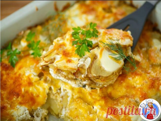 Вкусная чесночная картошечка на гарнир под сырной шубой. 

Ингредиенты: 

Картофель: 1 кг, 
Сыр: 150 гр, 
Майонез: 3-4 Ст. ложек, 
Чеснок: 3-4 Зубчиков, 
Соль: . По вкусу, 
Перец: . По вкусу, 
Зелень: . По вкусу 

Приготовление: 

Картофель чистим и нарезаем, как вам больше нравится, можно кубиками, можно пластинами.. 
Отварите в соленой воде до готовности, главное не переварить, он должен быть чуть недоварен.
Пока картошка варится, выдавите чеснок в майонез и хорошенько п...