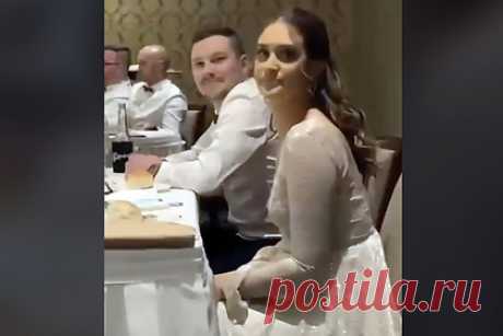 Неожиданный поступок жениха на свадьбе сняли на видео. Пользовательница TikTok по имени Дэни поделилась видео, на котором ее жених Блейк тайком смотрит прямую трансляцию матча по регби прямо во время свадебного застолья. Женщина призналась, что неожиданный поступок возлюбленного удивил ее. Она уточнила, что кадры были сняты год назад.