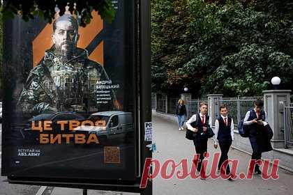 Украинец сбежал из военкомата через зарешеченное окно. Мобилизованный гражданин Украины сбежал из военкомата, он вылез через дырку в решетке на окне второго этажа и бросился бежать по оживленной улице. Инцидент предположительно произошел в городе Мукачево (Закарпатская область), побег мужчины попал на видео, его опубликовал журналист Виталий Глагола.