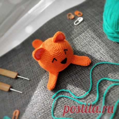 Мурлыка амигуруми. Схемы и описания для вязания игрушек крючком! Бесплатный мастер-класс от Татьяны Журавлёвой по вязанию игольницы в виде котика по имени Мурлыка. Диаметр вязаной крючком игрушки примерно 6 см, высо…
