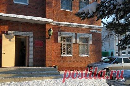 Полиция задержала на пути к военкомату российского подростка-диверсанта. В Тобольске сотрудники полиции задержали российского подростка-диверсанта. Полицейские обратили внимание на подозрительного подростка, направлявшегося к военкомату Тобольска и Тобольского района. 15-летнего школьника остановили на полпути к цели и при досмотре обнаружили у него бутылку с зажигательной смесью.