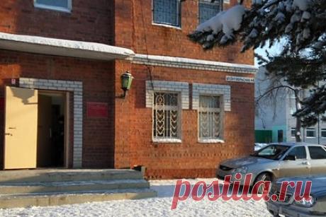 Полиция задержала на пути к военкомату российского подростка-диверсанта. В Тобольске сотрудники полиции задержали российского подростка-диверсанта. Полицейские обратили внимание на подозрительного подростка, направлявшегося к военкомату Тобольска и Тобольского района. 15-летнего школьника остановили на полпути к цели и при досмотре обнаружили у него бутылку с зажигательной смесью.