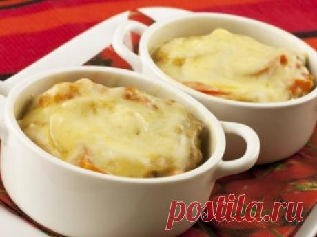 Мясо в горшочках с овощами и сыром