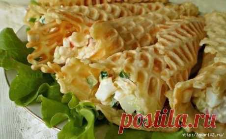 ЗАКУСОЧНЫЕ ВАФЕЛЬНЫЕ ТРУБОЧКИ С КРАБОВОЙ НАЧИНКОЙ.