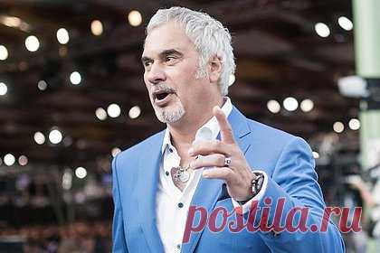 Украинские журналисты заметили Меладзе на горнолыжном курорте «Куршевель». Украинские журналисты заметили Валерия Меладзе на горнолыжном курорте «Куршевель» во Франции. Репортеры попросили исполнителя поделиться мнением насчет спецоперации на Украине. Артист попросил поговорить без камеры, однако журналисты начали провоцировать певца, после чего супруга Меладзе вывела его из толпы.