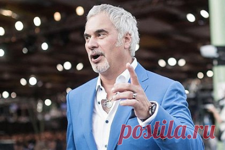 Украинские журналисты заметили Меладзе на горнолыжном курорте «Куршевель». Украинские журналисты заметили Валерия Меладзе на горнолыжном курорте «Куршевель» во Франции. Репортеры попросили исполнителя поделиться мнением насчет спецоперации на Украине. Артист попросил поговорить без камеры, однако журналисты начали провоцировать певца, после чего супруга Меладзе вывела его из толпы.