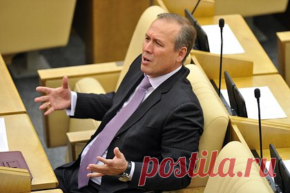 Экс-депутат Госдумы отреагировал на новость о романе его дочери с Томом Крузом. Бывший депутат Государственной Думы и отец модели из России Эльсины Хайровой Ринат Хайров отреагировал на новость о том, что его 36-летняя дочь встречается с 61-летним американским актером Томом Крузом. Политический деятель отметил, что считает слухи о романе пары проплаченным фейком.