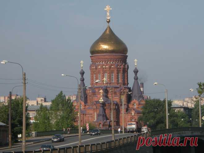 Богоявлéнская церковь — православный храм, расположенный  на Гутуевском острове по адресу: Двинская ул., д. 2.