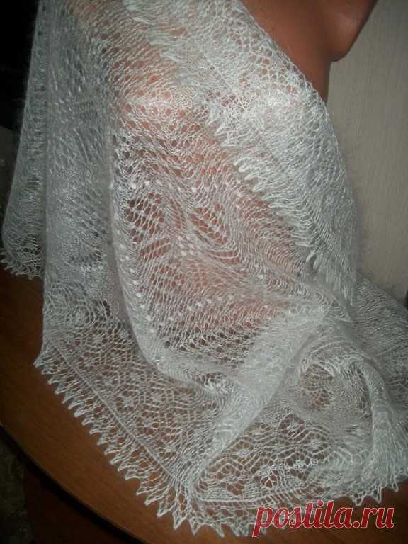 Пуховый ажурный палантин - запись пользователя zara (Мария) в сообществе Вязание спицами в категории Вязание спицами аксессуаров Воздушный и практически невесомый пуховый палантин восхищает своим кружевным узором. Ажурная красивая кайма и сказочный рисунок вдоль всего полотна придает элегантность этому изделию .