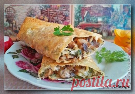 Запеченный рулет из лаваша с сыром и грибами