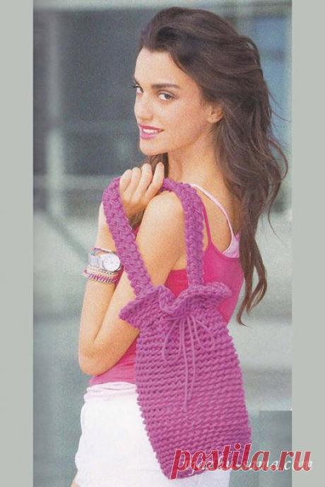 #вязаная #сумочка 
Розовая сумка 

Размеры: донышко - диаметр ок. 15 см, обхват - ок. 80 см, высота - ок. 28 см. 

Вам потребуется 

Пряжа (92% полиакрила, 8% полиэстера; ок. 65 м/200 г) 600 г ярко-розовой (= 3 клубка).

Крючок № 10 и 12. 

Узор 1: (крючок № 10) вязать ст. б/н, переходы для круговых рядов выполнять по спирали.



Плотность вязания: 7 ст. б/н = 10 см, 1 круговой ряд = ок. 1,5 см 

Узор 2: (крючок № 12) вязать соед. ст., при этом крючок вводить в заднюю стен...