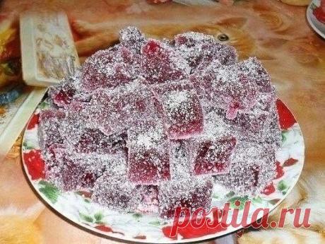#рецепт #рецепты #кулинария
Домашний мармелад
Ингредиенты:
сахар – 400 грамм
сироп от варенья – 0,5 стакана
желатин – 30 грамм
лимонад – 250 миллиграмм
лимонная кислота – 0,5 столовой ложки
Приготовление:
1. Желатин заливаем лимонадом и отставляем в сторонку на 2-4 часа.
2. Через указанное время в желатин добавляем сахар, сироп, лимонную кислоту, перемешиваем и ставим на медленный огонь.
3. Постоянно помешивая, варим до однородной консистенции, до кипения не доводим.
4. Затем горячую жидкость