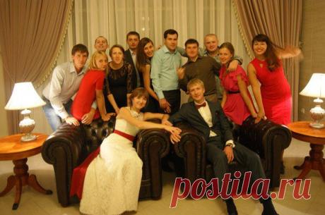 Надеты кольца золотые, 
Стоит в свидетельстве печать... 
Ну что, супруги молодые, 
Нам в этот день вам пожелать? 
Чтоб в доме музыка звучала, 
Чтоб скучно не было вдвоем, 
Живите дружно, интересно, 
Чтоб счастья было — полон дом! 
Любовь берегите вечно и зорко, 
И только на свадьбе 
Пусть будет вам «Горько»!