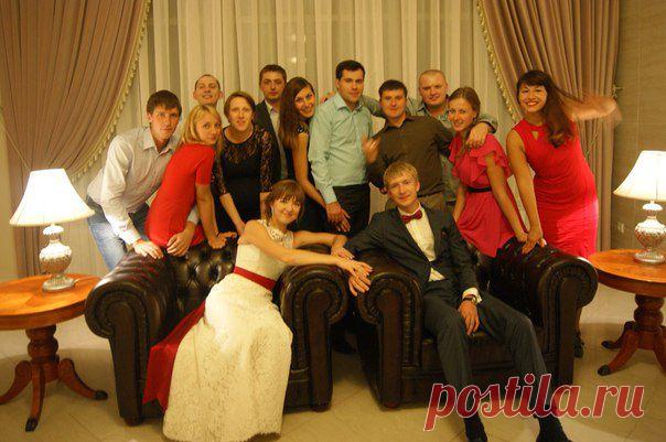 Надеты кольца золотые, 
Стоит в свидетельстве печать... 
Ну что, супруги молодые, 
Нам в этот день вам пожелать? 
Чтоб в доме музыка звучала, 
Чтоб скучно не было вдвоем, 
Живите дружно, интересно, 
Чтоб счастья было — полон дом! 
Любовь берегите вечно и зорко, 
И только на свадьбе 
Пусть будет вам «Горько»!