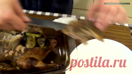 Утка, запеченная  с яблоками и черносливом в пиве.