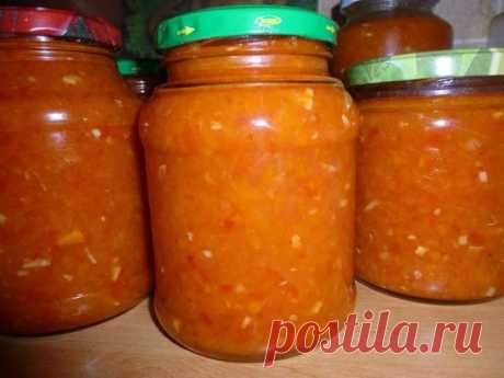 Аджика яблочная (очень вкусная)
===========================
Вкуснейшая аджика, быстро съедается. Подходит ко многим блюдам(мясо, птица, пюре). Можно использовать как приправу(например к борщу, к рагу). Вообщем, настолько хороша, что не опишешь надо пробовать и наслаждаться прекрасным вкусом.
Ингредиенты:
Помидоры — 2 кг
Болгарский перец (любой-лучше красный) — 1 кг
Яблоки (с кислинкой) — 500 г
Морковь — 500 г
Чеснок — 200 г
Горький перец (не любите жгучее, кладите меньше) — 100 г
Подсолнечное м