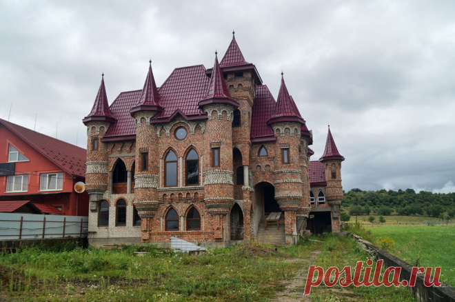 Самое богатое село Украины В Закарпатской области, в паре километров от румыно-украинской границы находится село Нижняя Апша. В этом населенном пункте дома строятся с условием «хоть на один кирпич, но мой дом должен быть выше». Именно поэтому в селе не встретишь ни единого здания, которое имело бы меньше двух этажей. Как бы смешно это не звучало, но люди живут по принципу «а что люди скажут». ...