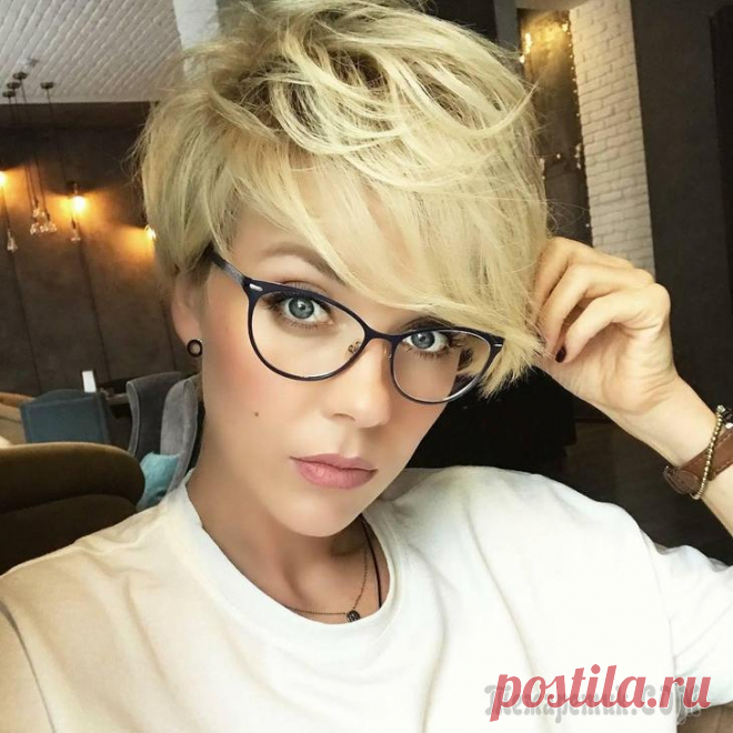 Женские стрижки на короткие волосы с разными челками: 20 стильных вариантов Волосы — основное украшение девушки или женщины. Но в поисках новых причесок, экспериментируя, иногда девушкам хочется расстаться с длинными локонами и примерить на себя новый образ. Чаще всего к вост...