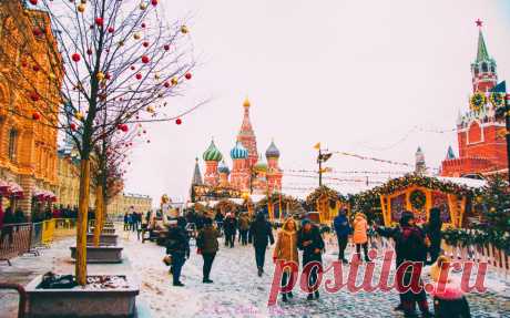 How you should spend 3 days in Moscow | GetYourGuide Make the most of your trip to Russia with our 3-day Moscow itinerary. See incredible sights like Red Square and St. Basil's Cathedral.