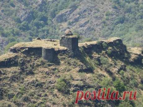 Կայանբերդ (ի սկզբանե՝ Ամրոց Հաղպատա Սուրբ Նշանի)

Գտնվում է Հաղպատ և Ակներ գյուղերի միջև, Հայաստան-Վրաստան ավտոճանապարհի աջ կողմում վեր խոյացող հրվանդանի վրա։ Համաձայն շինարարական արձանագրությունների` կառուցվել է Հաղպատավանքի առաջնորդ Հովհաննես եպիսկոպոսի կողմից 1233 թվականին։ Ամրոցում կանգուն է մնացել Դսեվանքի Սուրբ Աստվածածին եկեղեցին։