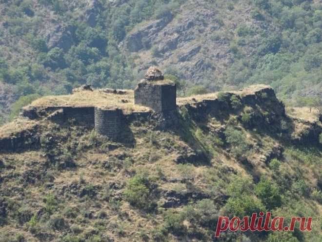 Կայանբերդ (ի սկզբանե՝ Ամրոց Հաղպատա Սուրբ Նշանի)

Գտնվում է Հաղպատ և Ակներ գյուղերի միջև, Հայաստան-Վրաստան ավտոճանապարհի աջ կողմում վեր խոյացող հրվանդանի վրա։ Համաձայն շինարարական արձանագրությունների` կառուցվել է Հաղպատավանքի առաջնորդ Հովհաննես եպիսկոպոսի կողմից 1233 թվականին։ Ամրոցում կանգուն է մնացել Դսեվանքի Սուրբ Աստվածածին եկեղեցին։