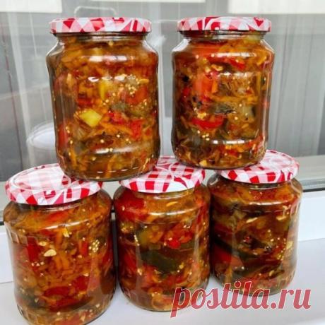 Баклажаны по-грузински, очень вкусный салат на зиму. 
А если его перетереть блендером - получится ещё и овощная икра. 
Из расчета на 3,5 литра готового салата нужно: 
 баклажан 2 кг 
🫑 сладкий перец 500 гр 
 помидор 600 гр 
🥕 морковь 400 гр 
🧄 чеснок 5-6 зубчиков 
🧅 лук 3- 4 шт 
 острый перец 1 шт 
🧂 соль 1 стол.ложка (пробуйте) 
? хмели-сунели 1 стол.ложка без горки 
? масло растительное 100 гр 
? вода, уксус 9% 
- Овощи режем: лук кубиками, морковь на терке, баклажа...