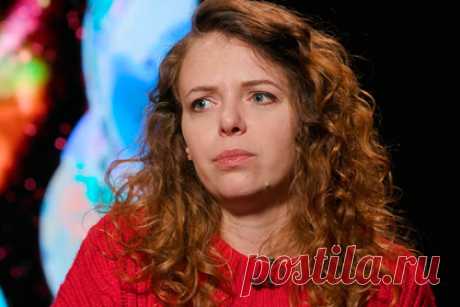 Экс-участница «Ранеток» вспомнила о домогательствах продюсеров группы. Бывшая участница российской девичьей поп-группы «Ранетки» Женя Огурцова вспомнила о домогательствах со стороны продюсеров. Артистка заявила, что в 16 лет один из продюсеров коллектива подарил ей фаллоимитатор и запер в гостиничном номере. Она также обвинила продюсера Сергея Мильченко в эмоциональном насилии.