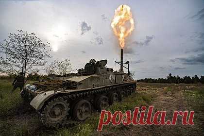 Ракетчики ВС России уничтожили три вагона с украинскими снарядами. Военные акцентировались на разрушении логистики ВСУ. Российские ракетчики нанесли удар по станции разгрузки Межевая на авдеевском направлении, уничтожив три вагона с боеприпасами украинской армии, сообщил глава пресс-центра группировки «Юг» Вадим Астафьев. Он добавил, что противник также лишился десяти транспортных средств подвоза и понес значительные потери в живой силе