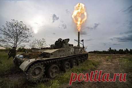 Ракетчики ВС России уничтожили три вагона с украинскими снарядами. Военные акцентировались на разрушении логистики ВСУ. Российские ракетчики нанесли удар по станции разгрузки Межевая на авдеевском направлении, уничтожив три вагона с боеприпасами украинской армии, сообщил глава пресс-центра группировки «Юг» Вадим Астафьев. Он добавил, что противник также лишился десяти транспортных средств подвоза и понес значительные потери в живой силе