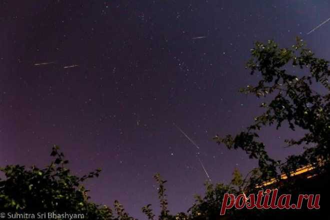 © Фото Sumitra Sri Bhashyam.Mетеорный поток Персеиды представляет собой частицы кометы 109P/Swift-Tuttle, которая каждые 133 года пролетает через внутреннюю часть Солнечной системы... Земля проходит через шлейф частиц кометы 109P/Swift-Tuttle с 17 июля по 24 августа, но пик активности метеоритного потока достигает в ночь с 12 на 13 августа -   снимки метеоров потока Персеиды - spaceweathergallery.com. |kosmos-x.net.ru