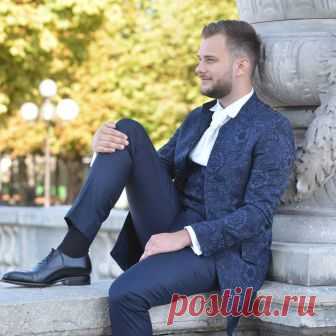 Trajes de novio 2019: Nuevas tendencias e ideas para trajes de boda 2019 Si apariencia de novia depende de muchas cosas pequeñas, para novio, atuendo juega papel importante. Veamos qué tipo de trajes de novio 2019 están de moda.