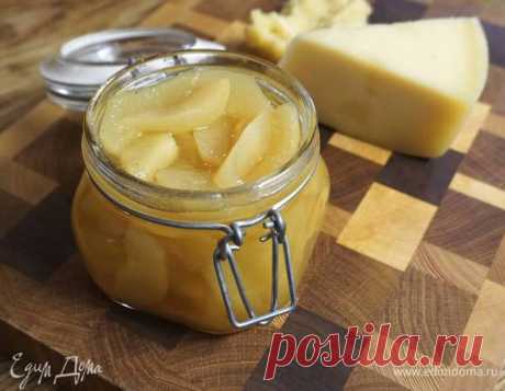 Это так называемая мостарда — пряный фруктовый соус, который итальянцы делают из груш, из вишни, из абрикосов и подают к сыру, ветчине или к отварному мясу. Кстати, баночка таких груш — отличный по...