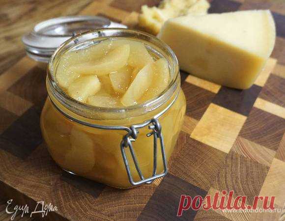 Это так называемая мостарда — пряный фруктовый соус, который итальянцы делают из груш, из вишни, из абрикосов и подают к сыру, ветчине или к отварному мясу. Кстати, баночка таких груш — отличный по...