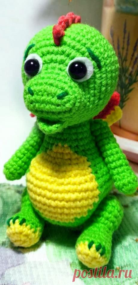 PDF Дракоша крючком. FREE crochet pattern; Аmigurumi doll patterns. Амигуруми схемы и описания на русском. Вязаные игрушки и поделки своими руками  #amimore - плюшевый дракон, дракончик, динозавр, динозаврик.