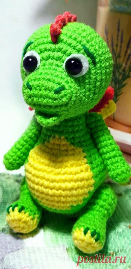 PDF Дракоша крючком. FREE crochet pattern; Аmigurumi doll patterns. Амигуруми схемы и описания на русском. Вязаные игрушки и поделки своими руками  #amimore - плюшевый дракон, дракончик, динозавр, динозаврик.