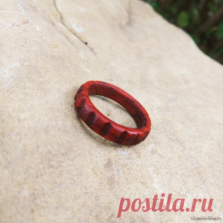 Кольцо из красного дерева Итак, всем снова здравия! Раздобыл я, значится, дощечку падука, то есть африканского красного дерева. Также у меня появился доступ к сверлильному станку с набором корончатых свёрл. Соответственно, если добавить к этому набору желание заиметь кольцо из дерева, то погнали сверлить!Нам понадобятся:•