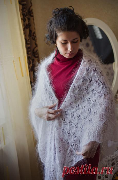 Тёплая, стильная, женственная пуховая шаль. С нежным рисунком из листьев, анпоминает узор на зимнем окне.
Оригинальная и изумительно красивая белая пуховая шаль ручной работы - станет идеальным подарком как самой себе, так и дорогим Вам женщинам!
размер: 200 х95 см