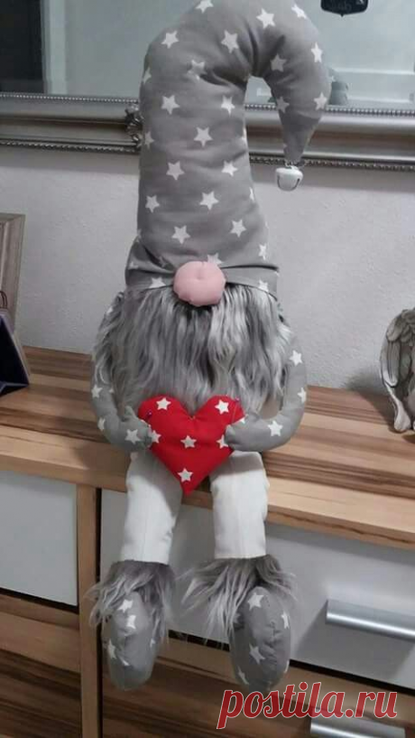 В скандинавских странах эти маленькие существа охраняют ваш дом. На шведском языке их название происходит от старого слова «tomt», что означает «заговор» - участок земли, на котором находится ваш дом. Говорят, что у хорошо ухоженного дома есть собственный житель Томте, который держит его в чистоте и порядке. Каждый дом нуждается в гноме!