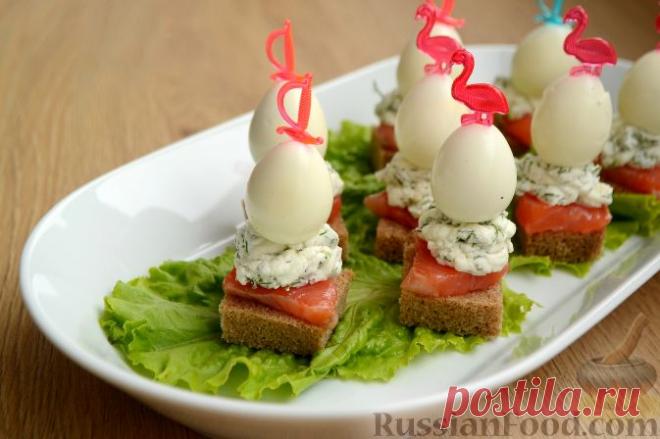 Рецепт: Канапе с семгой, сыром и перепелиными яйцами на RussianFood.com