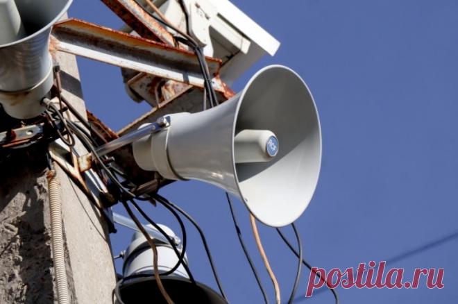 Вдруг завыла сирена. В МЧС России объяснили, что делать во время тревоги. Граждан страны просят сохранять спокойствие.