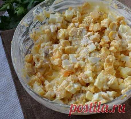 САМЫЙ СЫТНЫЙ САЛАТ 💫 Моё любимое сочетание ингредиентов 🍴 Ингредиенты: ● Куриная грудка — 300 Грамм ● Сыр твердый — 170 Грамм ● Кукуруза консервированная — 120 Грамм ● Яйца — 3 Штуки ● Майонез — 120 Грамм Приготовление: 1. Заранее подготовьте все необходимые ингредиенты. Яйца отварите вкрутую, а куриную грудку отварите в слегка подсоленной воде до готовности. 2. Твердый сыр порежьте мелким кубиком. 3. Отваренное куриное филе остудите и измельчите. Можно просто порвать его мелко руками, а можно…