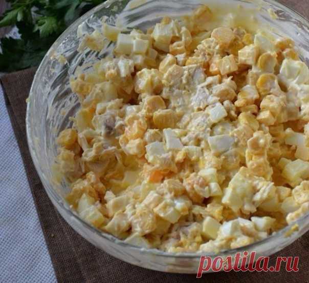 САМЫЙ СЫТНЫЙ САЛАТ 💫 Моё любимое сочетание ингредиентов 🍴 Ингредиенты: ● Куриная грудка — 300 Грамм ● Сыр твердый — 170 Грамм ● Кукуруза консервированная — 120 Грамм ● Яйца — 3 Штуки ● Майонез — 120 Грамм Приготовление: 1. Заранее подготовьте все необходимые ингредиенты. Яйца отварите вкрутую, а куриную грудку отварите в слегка подсоленной воде до готовности. 2. Твердый сыр порежьте мелким кубиком. 3. Отваренное куриное филе остудите и измельчите. Можно просто порвать его мелко руками, а можно…