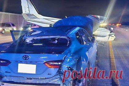 Женщина пострадала от врезавшегося в ее машину самолета в США