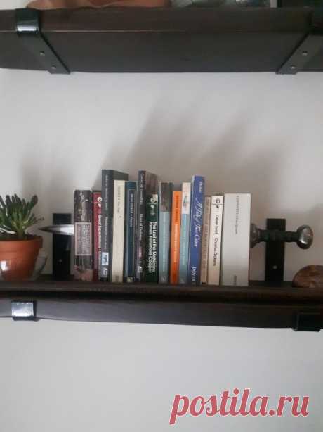 Книгодержатели, имитирующие меч, проходящий сквозь книги